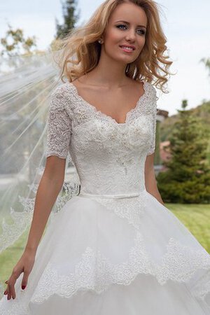 Robe de mariée longue romantique a salle intérieure en plein air avec décoration dentelle