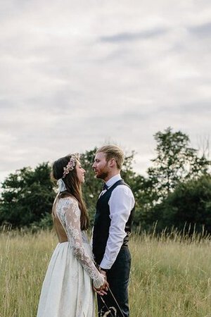 Robe de mariée delicat avec manche longue elevé ligne a avec décoration dentelle