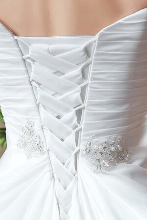 Robe de mariée avec perle manche nulle ligne a salle interne longueru au niveau de sol