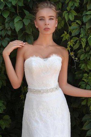 Robe de mariée naturel de fourreau avec lacets de traîne moyenne avec décoration dentelle