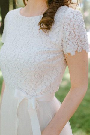 Robe de mariée longue au niveau de cou en dentelle en tulle ceinture