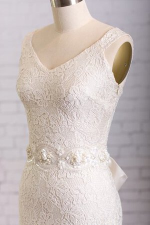 Robe de mariée longue jusqu'à la cheville en salle maillot de col en v