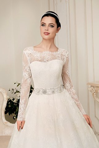 Robe de mariée vintage discrete appliques ligne a avec décoration dentelle