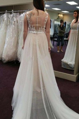 Robe de mariée romantique derniere tendance a-ligne au niveau de cou appliques