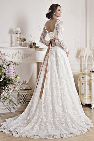 Robe de mariée distinguee avec manche longue en satin longueru au niveau de sol ligne a