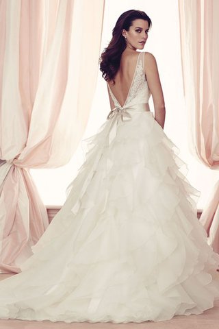 Robe de mariée longue de traîne courte dans l'eglise avec sans manches bucolique