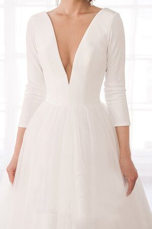 Robe de mariée arrivée au mollet en salle junoesque v encolure simple