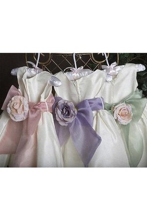 Robe cortège fille longue ligne a de col bateau avec fleurs longueru au niveau de sol