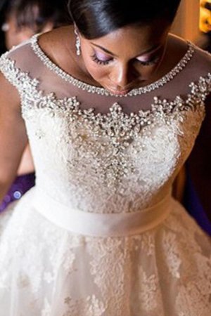 Robe de mariée encolure ronde de princesse avec décoration dentelle coupé a-ligne