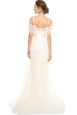 Robe de mariée longue avec ruban de traîne courte en organza au bord de la mer