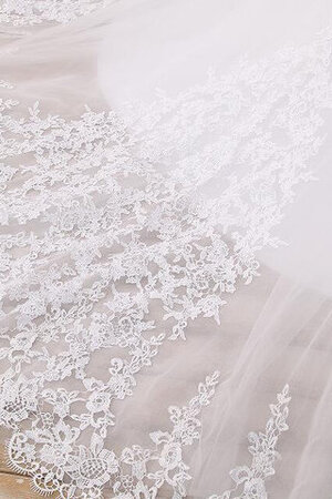 Robe de mariée dans l'eglise magnifique avec lacets de princesse avec perle