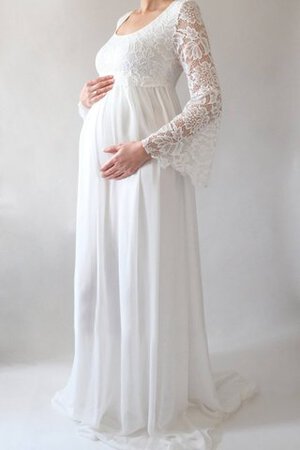 Robe de mariée avec manche longue fabuleux dans l'eglise simple romantique