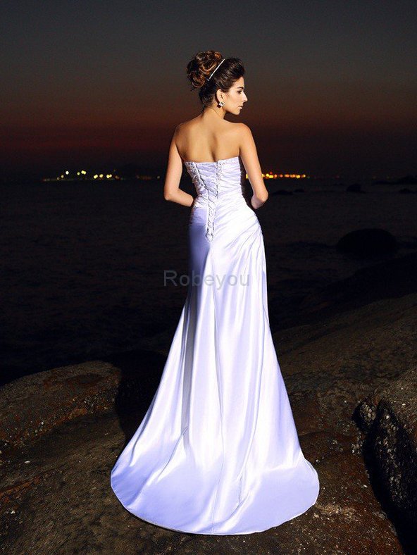 Robe de mariée longue manche nulle au bord de la mer en satin de sirène